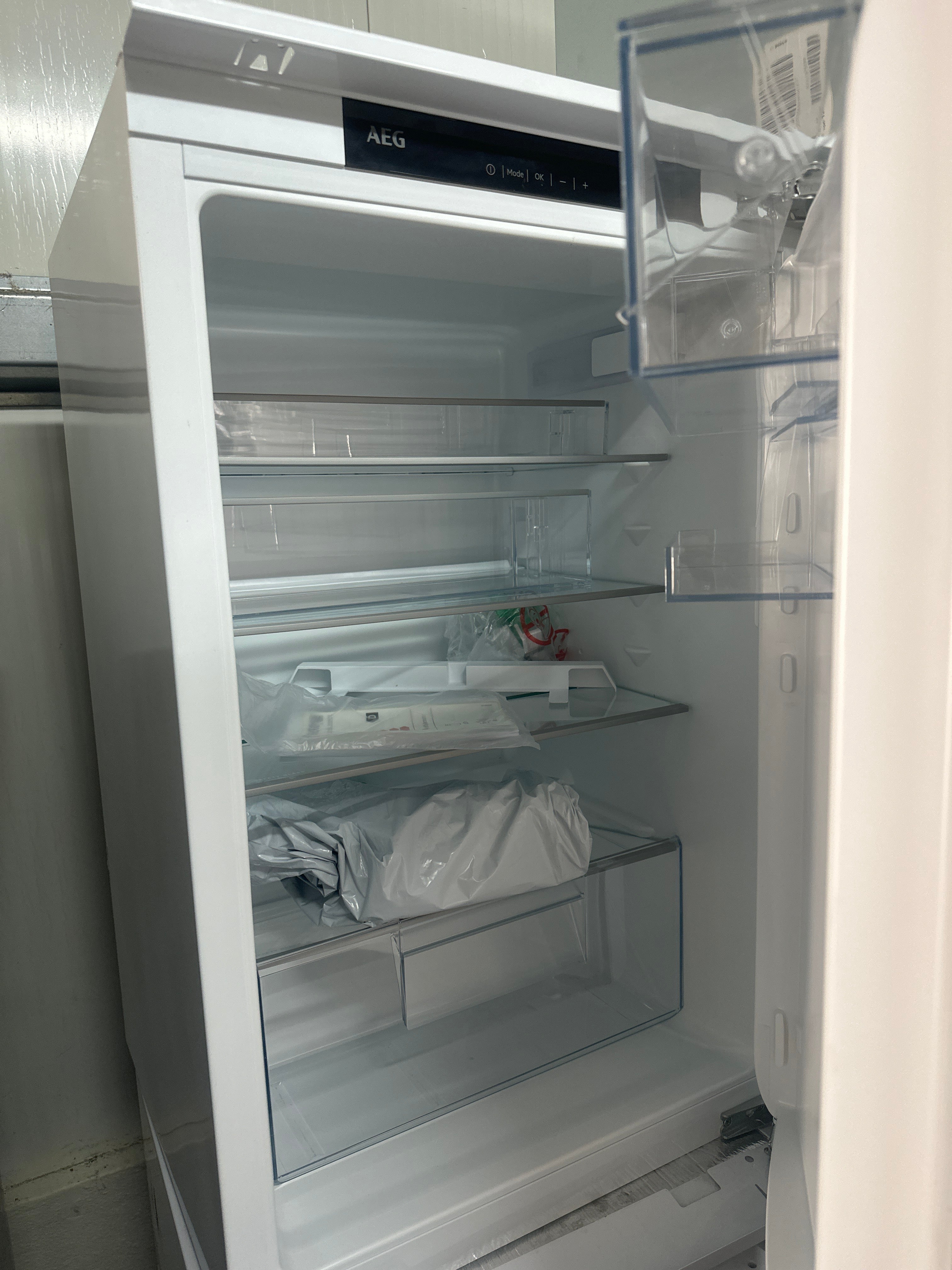 Frigorífico Encastrável AEG TSK5088WDF 137L